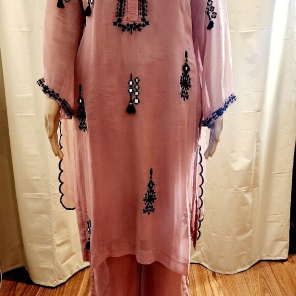Rose Pink Kurta set / Suit with black embroidery - Picture 7 of 9